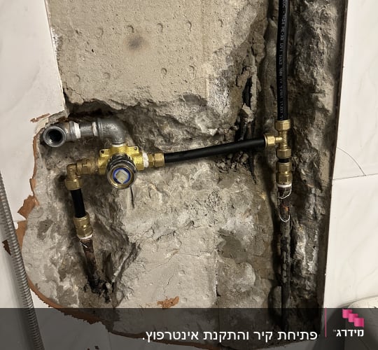 צנרת חשופה בקיר עם חיבורים ותיקונים